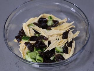 12、黄瓜拌腐竹,再将放凉的腐竹和木耳也放一起待用