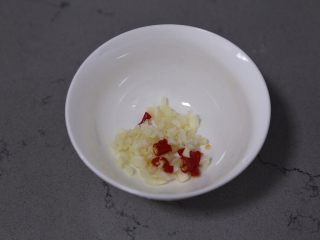 14、黄瓜拌腐竹,放入碗中