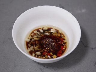 16、黄瓜拌腐竹,再倒入酱油、香醋、油泼辣子酱