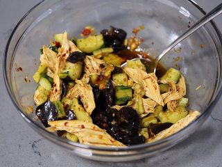 20、黄瓜拌腐竹,拌匀即可开吃