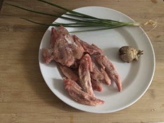 1、红烧鸡翅尖,准备食材
