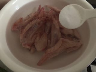 2、红烧鸡翅尖,鸡翅尖放水里加入盐（快速解冻）解冻好、洗洗捞起沥水
