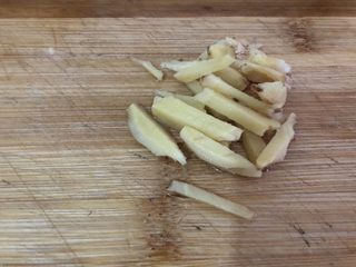 4、红烧鸡翅尖,切细条