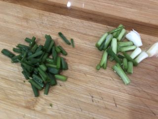 5、红烧鸡翅尖,葱切小段，头尾分开