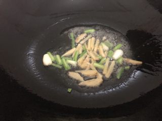 7、红烧鸡翅尖,油热下姜葱头爆一下