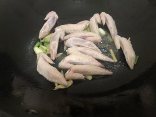 8、红烧鸡翅尖,下鸡翅尖翻炒一下