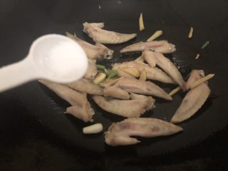 9、红烧鸡翅尖,加入盐