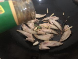 11、红烧鸡翅尖,蚝油翻炒一下