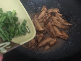 13、红烧鸡翅尖,焖至快收汁加入葱尾段起锅