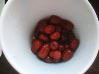 1、红枣面包,红枣洗净，提前泡软