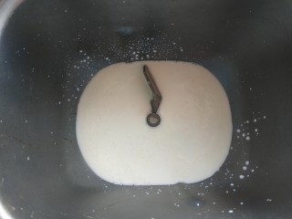 3、红枣面包,面包桶里先放入250ml纯奶