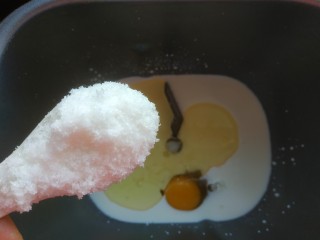 7、红枣面包,加入适量白糖，这个根据个人的爱好，我一般加三大勺，爱吃甜的可以多加