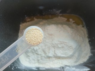 9、红枣面包,加入3克酵母