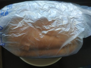 15、红枣面包,稍凉用保鲜袋罩上，面包变软，用刀切成片即可。剩下的也放袋中，尽快食用，以免变硬。