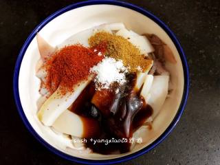 2、烤鱿鱼,碗中加入孜然粉5g ，辣椒粉5g， 生抽5g ，蚝油5g， 少许盐