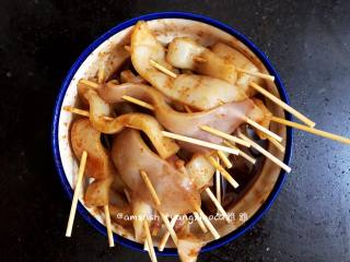 3、烤鱿鱼,然后搅拌均匀，用保鲜膜封好，放进冰箱冷藏腌制2小时