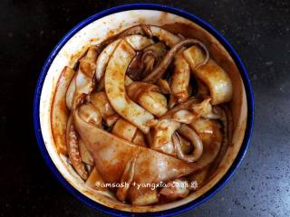 4、烤鱿鱼,把冷藏腌制好的鱿鱼拿出来串好