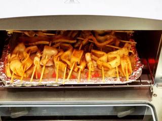 6、烤鱿鱼,烤箱调至到200度预热10分，把鱿鱼送进烤盘，时间调至20分钟即可