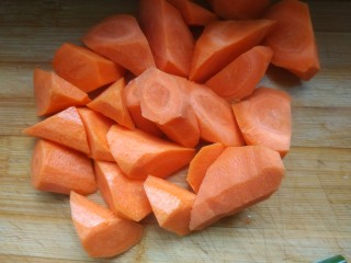 1、生炒鸡,胡萝卜切滚刀块