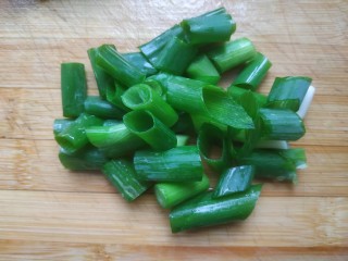 2、生炒鸡,葱切小段