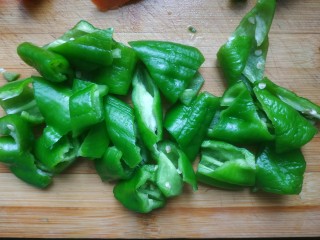 3、生炒鸡,尖椒切菱形块