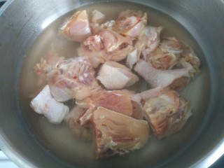 6、生炒鸡,冷水下锅焯水几分钟