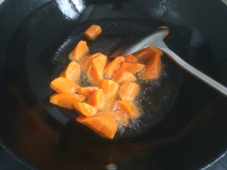 8、生炒鸡,锅中放入适量植物油,放入胡萝卜翻炒