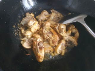 11、生炒鸡,鸡块变焦黄盛出待用