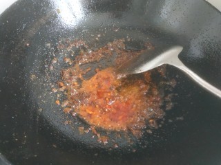 12、生炒鸡,锅中留少量底油放入两勺麻辣香锅调料,一勺郫县豆瓣酱,翻炒出红油