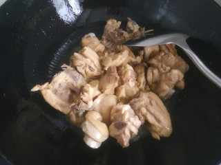 10、生炒鸡,放入鸡块翻炒