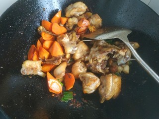 14、生炒鸡,放入胡萝卜鸡块翻炒