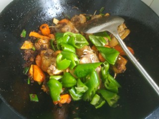 15、生炒鸡,放入尖椒翻炒