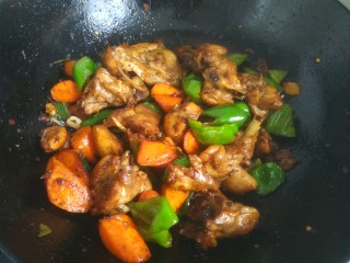 16、生炒鸡,翻炒均匀关火出锅