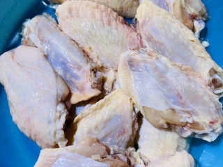 1、炸鸡中翅,鸡翅洗干净备用。