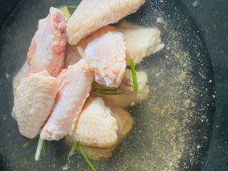 3、炸鸡中翅,水开放入鸡翅沸水，断生。为了在炸的过程中时间无需太长。