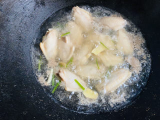 4、炸鸡中翅,煮出血沫，捞出。