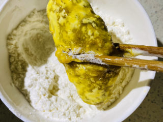 11、炸鸡中翅,在裹上一层鸡蛋液。