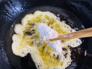 13、炸鸡中翅,放入油中炸至表面金黄色。