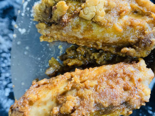 14、炸鸡中翅,控油捞出。