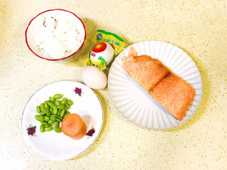 1、耳光炒饭,准备好食材