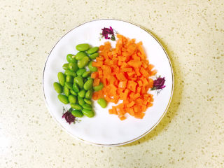 2、耳光炒饭,毛豆提前剥出来,胡萝卜洗净切丁