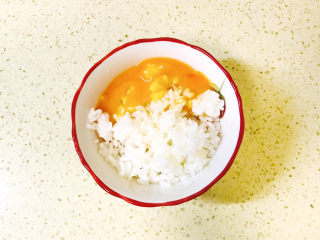 3、耳光炒饭,鸡蛋打入米饭中