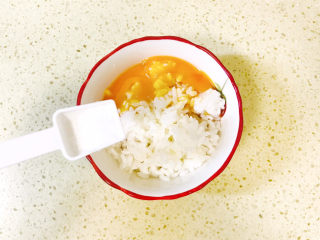 4、耳光炒饭,加入少许盐