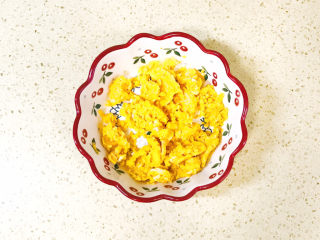 6、耳光炒饭,咸鸭蛋去掉蛋白,留下蛋黄,用铲子压碎