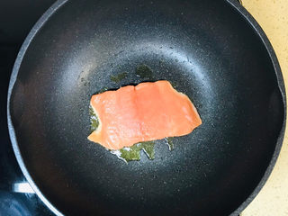 7、耳光炒饭,起油锅,加油烧热,码放进三文鱼