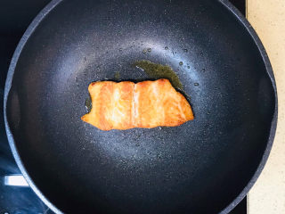 8、耳光炒饭,转小火,慢火双面均煎至金黄色,盛出来备用