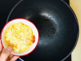 9、耳光炒饭,利用油锅,继续加入米饭,煸炒至鸡蛋液凝固