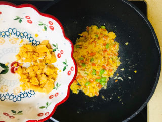 11、耳光炒饭,加入咸蛋黄