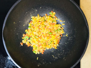 12、耳光炒饭,翻炒均匀就可以关火了