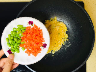 10、耳光炒饭,加入毛豆和胡萝卜丁,翻炒均匀